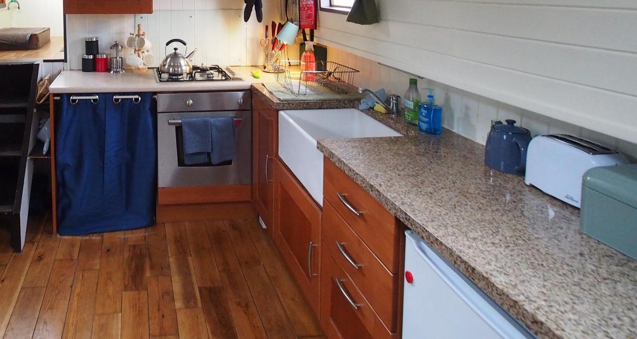 Roisin Dubh Houseboat Hotel Sallins Exterior photo